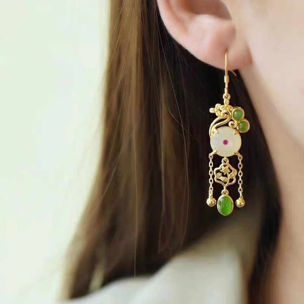 Jade earrings, dangle jade earrings, emerald green earrings, vintaged earrings - Picture 3 of 5